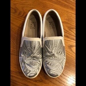 Naturalizer Marianne white silver embroidered fabric & leather shoes.